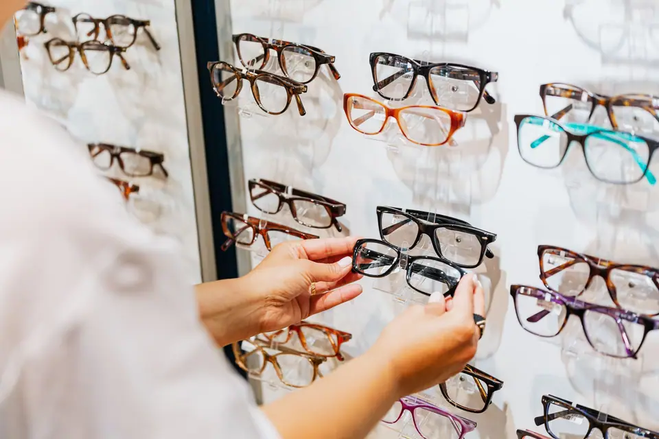 Optik atölyesinde çalışan eller