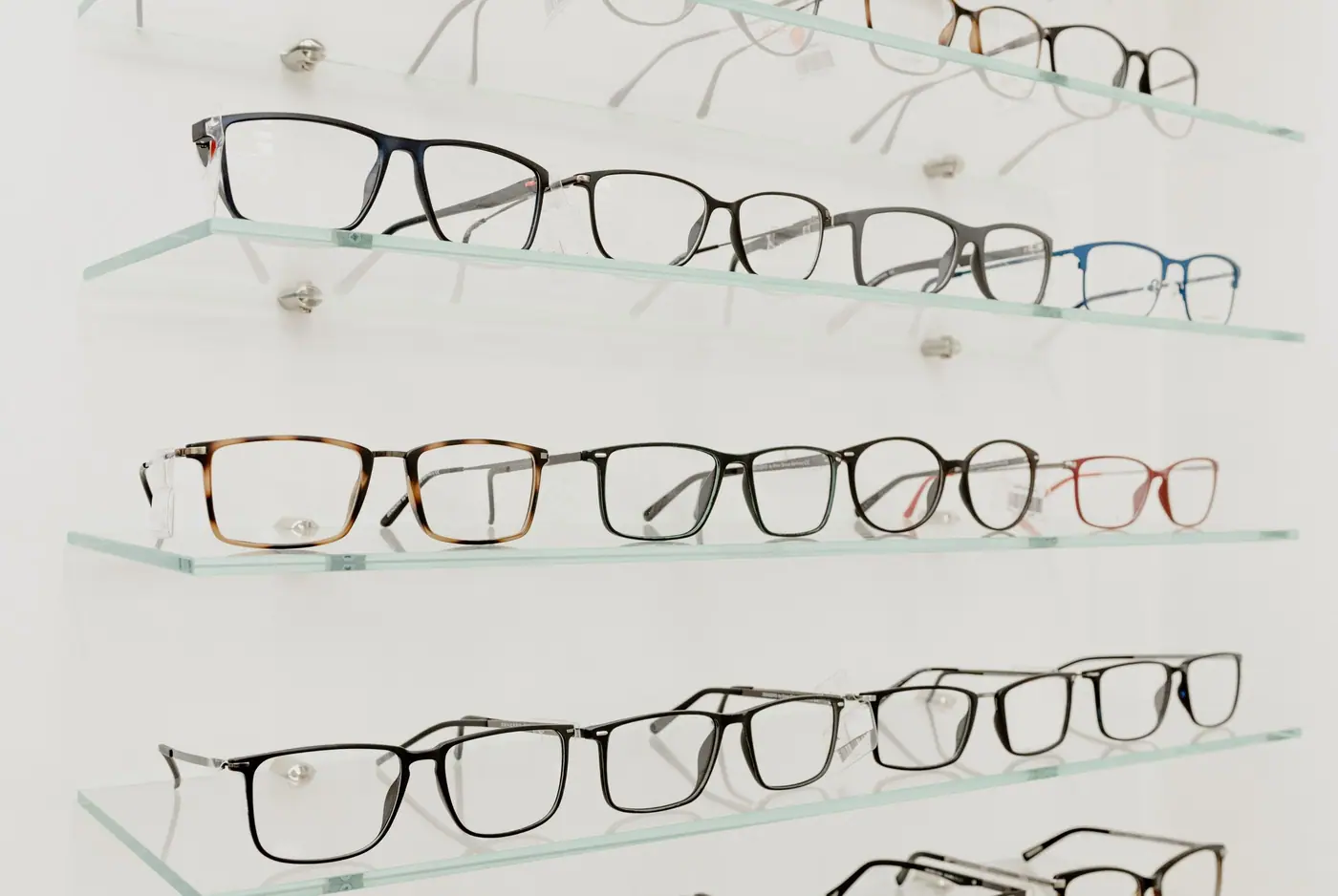 Optik mağazasında rafta sıralı numaralı gözlük çerçeveleri