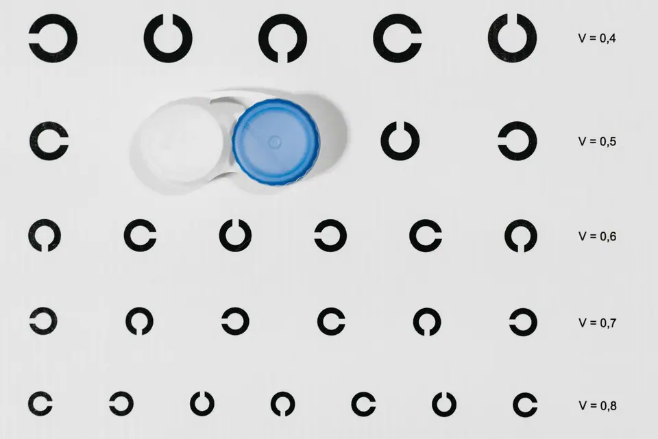 Kontakt lens ve saklama kabı