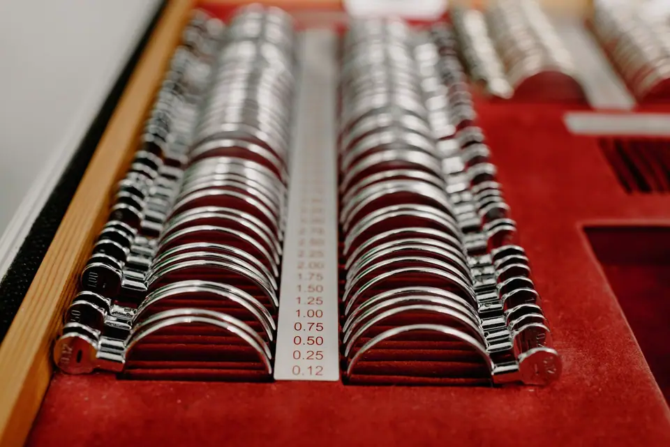 Cam inceltme: 1.60, 1.67 ve 1.74 indeks ne zaman gerekir?